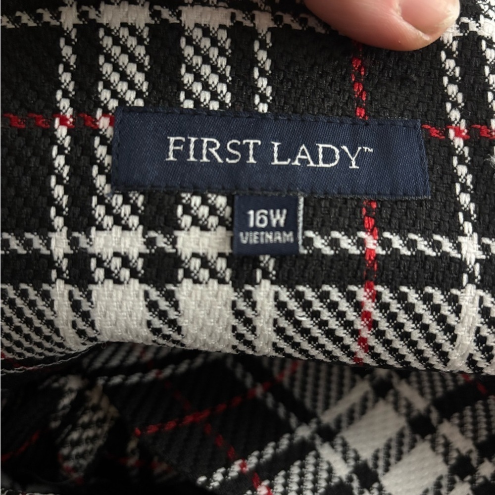 Ultra Chic Black, White, & Red Plaid Blazer with Pockets - Picture 3 of 10